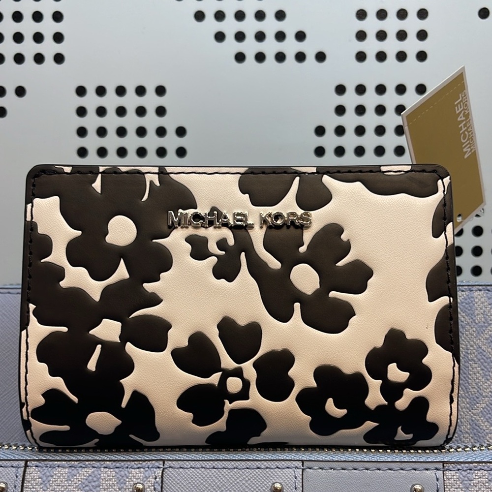 Michael Kors Jet Set Medium Floral Print Bi-Fold Wallet
Black 
NWT